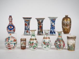 Vente aux enchères 11 vases miniatures ou vase de maîtrise en porcelaine extrême orient. 