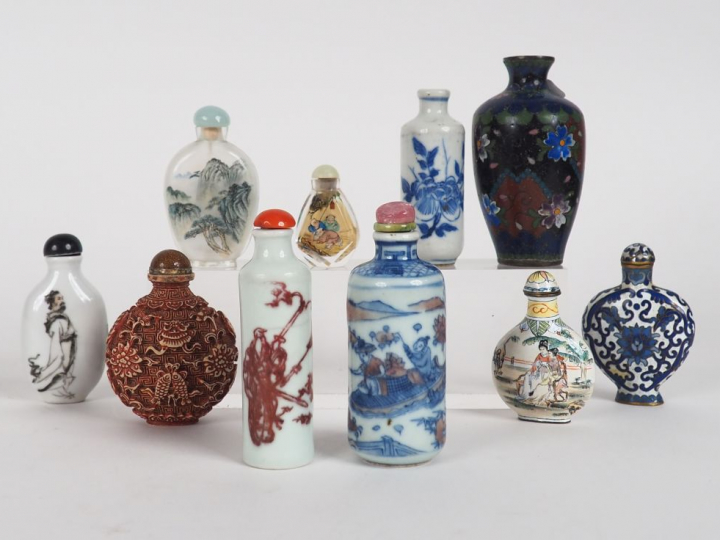 10 tabatières en cuivre, porcelaine, émaux cloisonnées et verre. Dim. 