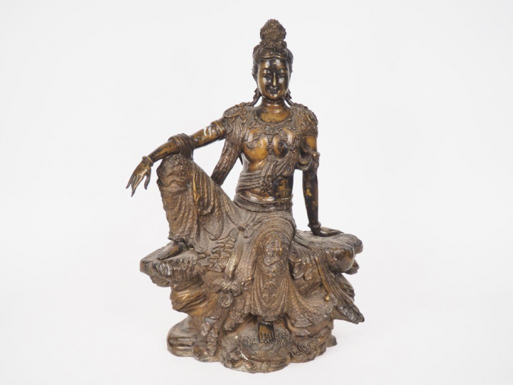 Chine, travail moderne,  Important sujet en bronze de patine clair rep