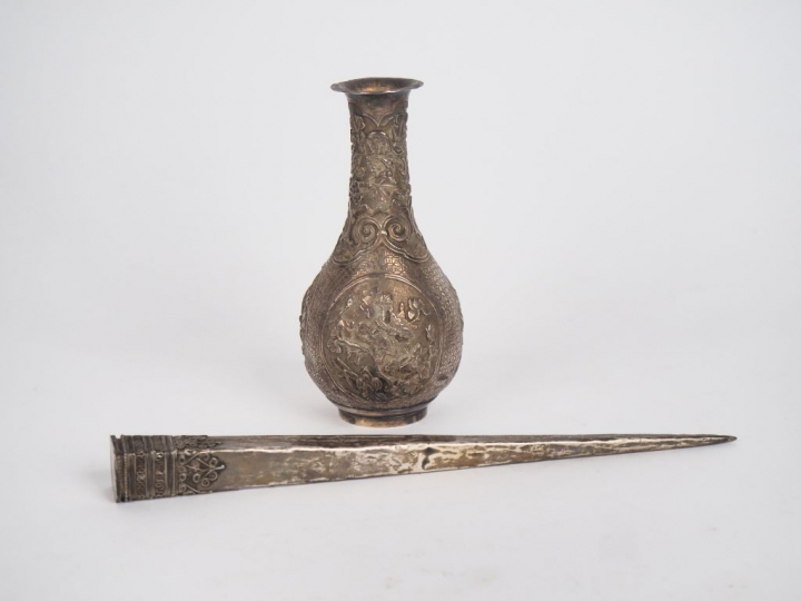 Petit vase en argent étranger en forme de gourde à long col en argent 