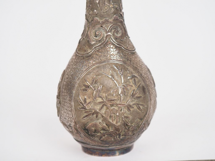 Petit vase en argent étranger en forme de gourde à long col en argent 