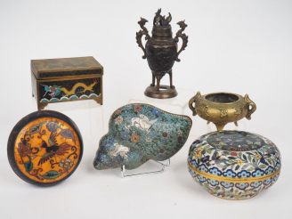 Vente aux enchères Lot d'émaux cloisonnées sur cuivre comprenant: 1 petit coffret rectang