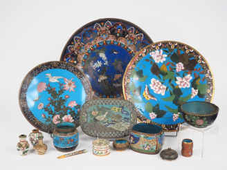 Vente aux enchères Ensemble de pièces en émaux cloisonnés sur cuivre :  3 plats circulair