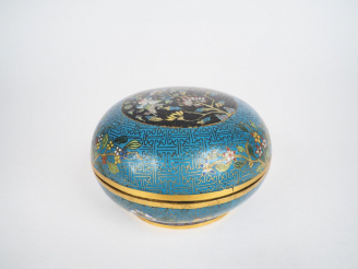 Vente aux enchères Bonbonnière en émaux cloisonnées sur cuivre, a décor d'un médaillon ce