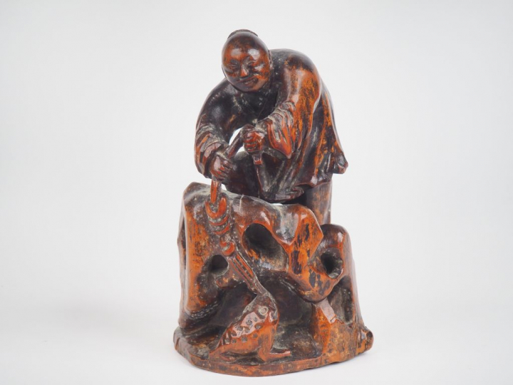 Chine, XXe siècle,  Sujet en bois sculpté représentant liuhai accompag