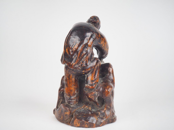 Chine, XXe siècle,  Sujet en bois sculpté représentant liuhai accompag
