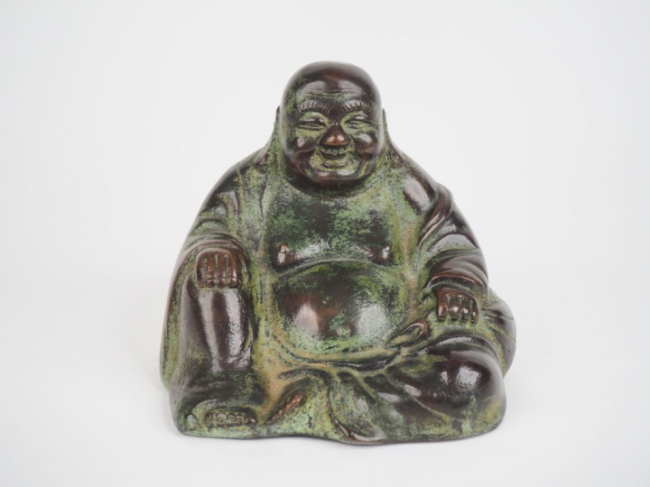 Chine, vers 1900,  Bouddha milefo en bronze de patine brune et verte. 