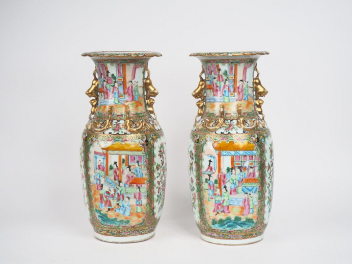 Canton, fin XIXe siècle, Paire de vases de forme balustre à col ourlé 