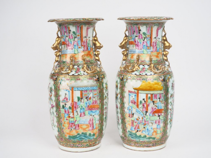Canton, fin XIXe siècle, Paire de vases de forme balustre à col ourlé 