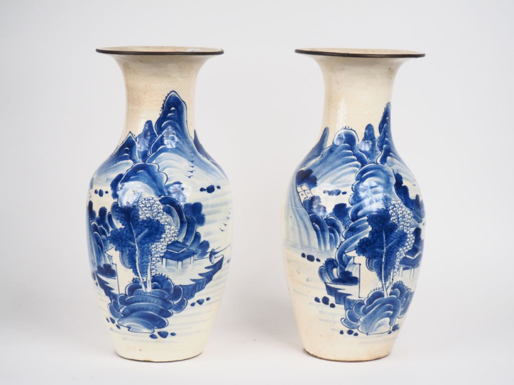 Chine vers 1900, Paire de vases de forme balustre en porcelaine émaill