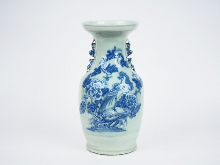 Chine, début XXe siècle,  Vase balustre en porcelaine émaillée céladon