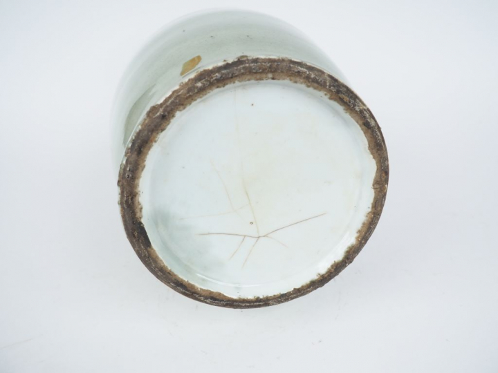 Chine, début XXe siècle,  Vase balustre en porcelaine émaillée céladon