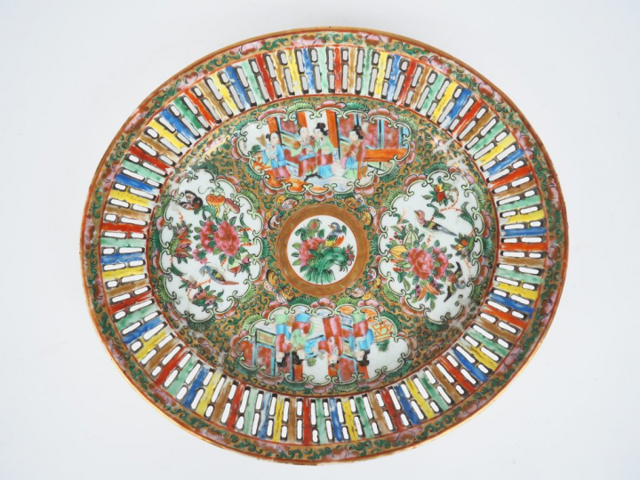 Canton, fin XIXe siècle,  Plat ovale en porcelaine et émaux de style f