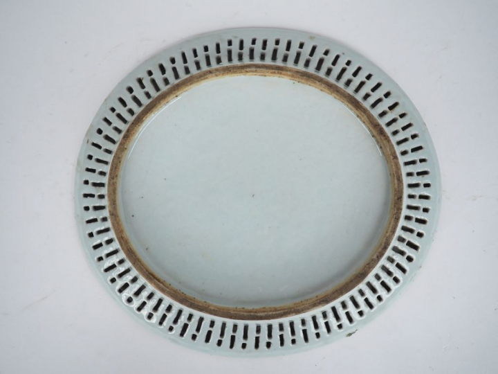 Canton, fin XIXe siècle,  Plat ovale en porcelaine et émaux de style f