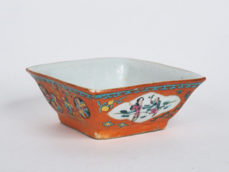 Vente aux enchères Chine, vers 1900 Ravier quadrangulaire en porcelaine et émaux de style