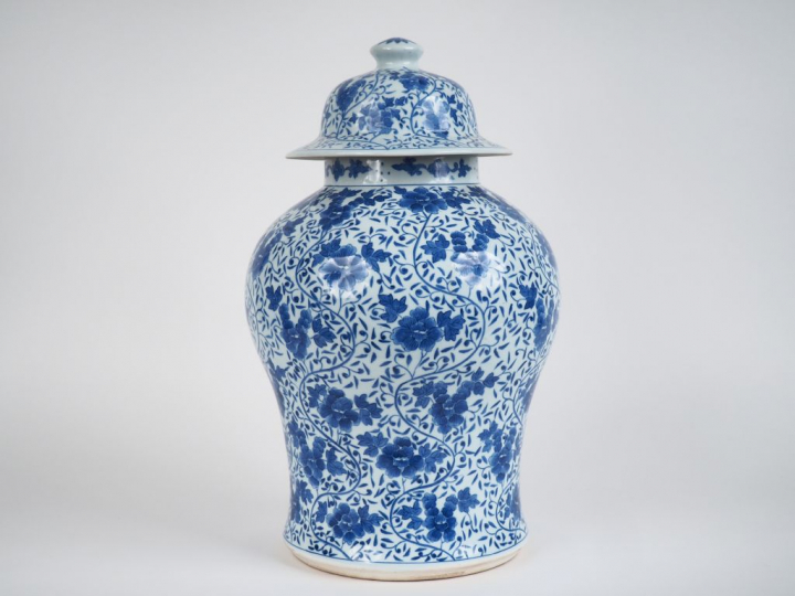 Chine, XXe siècle,  Potiche balustre couverte en porcelaine bleu blanc