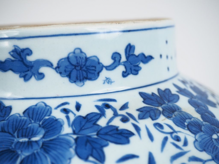 Chine, XXe siècle,  Potiche balustre couverte en porcelaine bleu blanc