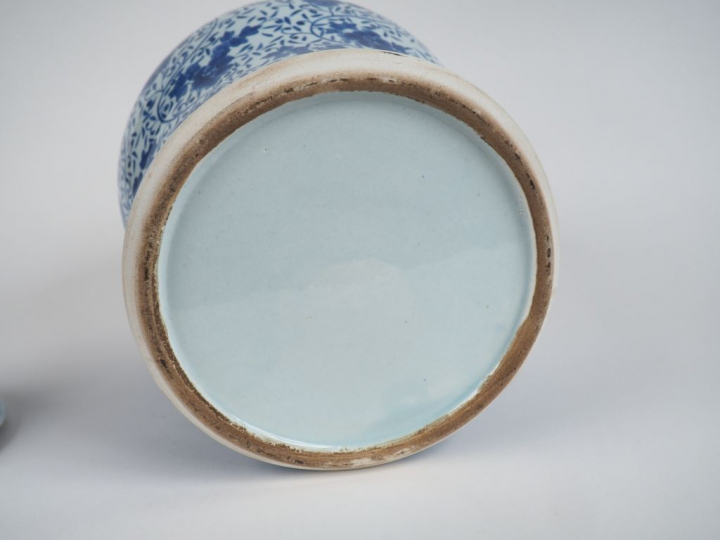 Chine, XXe siècle,  Potiche balustre couverte en porcelaine bleu blanc