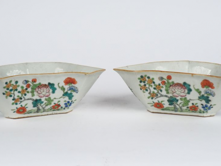 Chine, XIXe siècle,  Paire de coupes ou raviers polylobés en porcelain