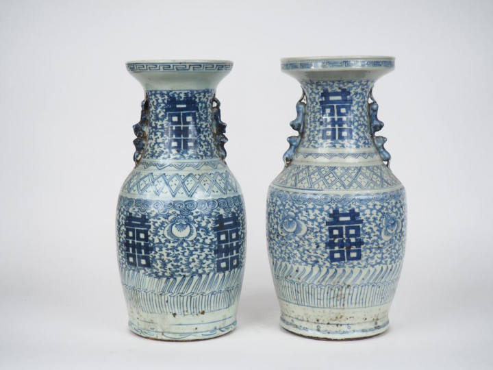 Chine, début XXe siècle, Deux vases de forme balustre en porcelaine bl
