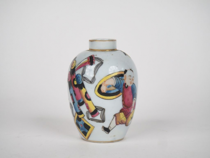 Petit vase ovoïde de style famille rose à décor d'enfants et d'objets 