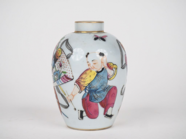 Petit vase ovoïde de style famille rose à décor d'enfants et d'objets 