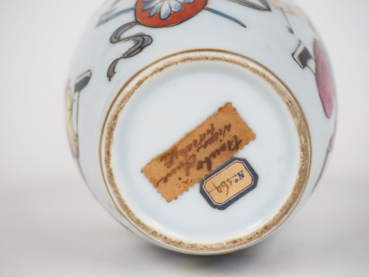Petit vase ovoïde de style famille rose à décor d'enfants et d'objets 