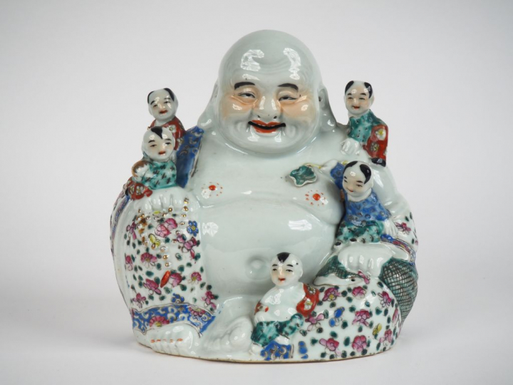 Chine XXe siècle,  Groupe en porcelaine représentant le bouddha milefo