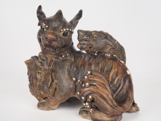 Vente aux enchères Chine du Sud XXe siècle, Groupe en grès animalier Dim. 17 x 19 x 11 cm