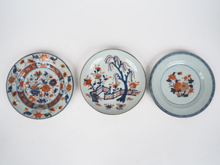 Chine XVIIIe siècle Trois assiettes en porcelaine Imari Diam 22 à 23 c