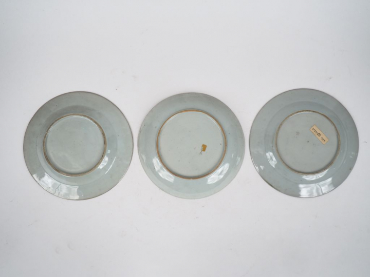Chine XVIIIe siècle Trois assiettes en porcelaine Imari Diam 22 à 23 c