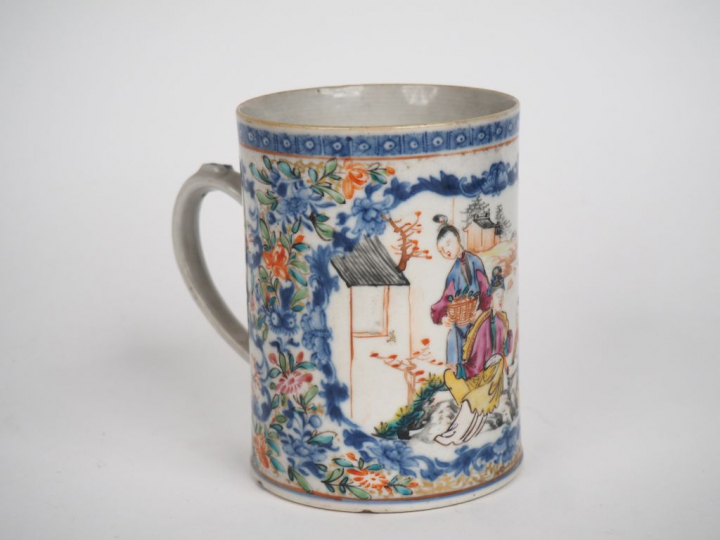 Chine XVIIIe siècle Chope en porcelaine et émaux de la famille rose. H