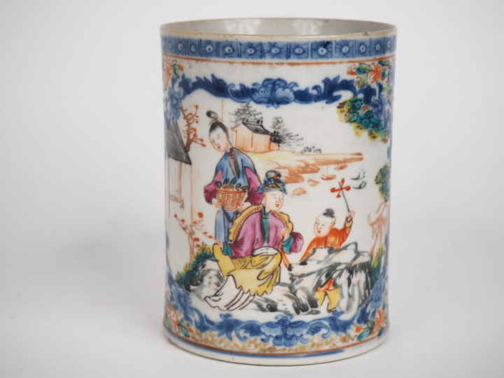 Chine XVIIIe siècle Chope en porcelaine et émaux de la famille rose. H