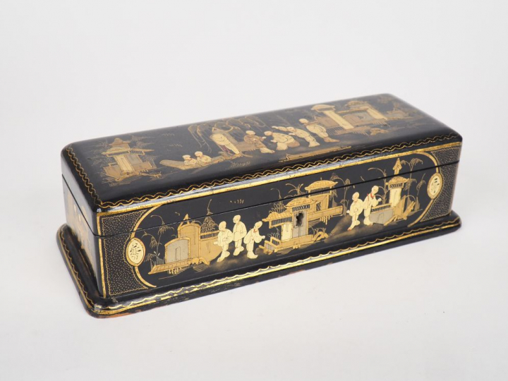Angleterre vers 1880, dans le goût des laques de Canton, Boîte à bijou