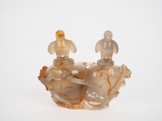 Vente aux enchères Chine, début XXe siècle, Groupe en agate cornaline, sculpté de deux go