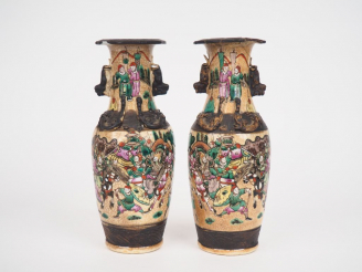 Vente aux enchères Nankin, fin XIXe siècle,  Paire de petits vases de forme balustre, à d