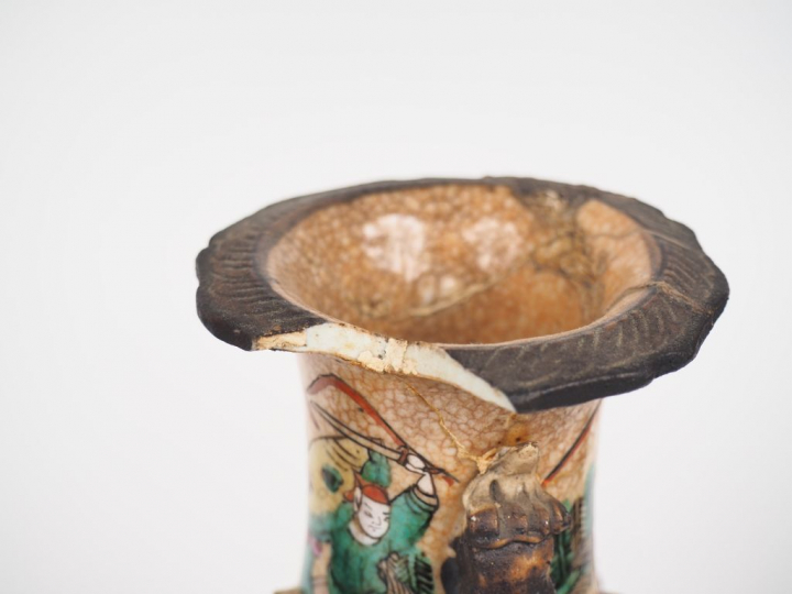Nankin, fin XIXe siècle,  Paire de petits vases de forme balustre, à d