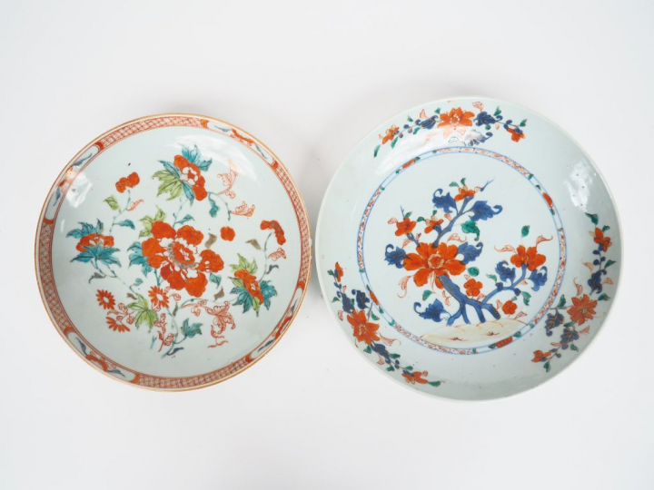 Chine XVIIIe-XIXe siècle,  Deux coupes en porcelaine et émaux de la fa