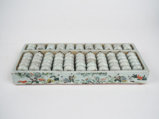 Vente aux enchères Boullier en porcelaine et émail céladon à décor d'enfant jouant. Chine