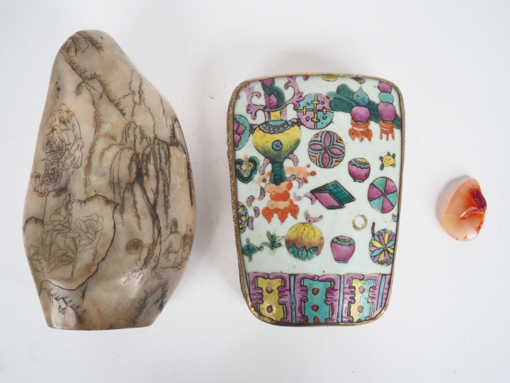 Boite en porcelaine style famille rose et métal doré. Pendentif en cor