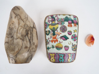 Vente aux enchères Boite en porcelaine style famille rose et métal doré. Pendentif en cor