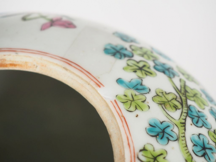 Pot à gingembre en porcelaine et émaux de la famille rose à décor d'un