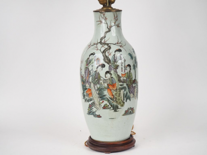 Vase balustre en porcelaine à décor en émaux polychromes de jeunes fem