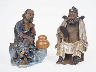 Vente aux enchères 2 statuettes en grès de Canton représentant "un dignitaire à l'éventai