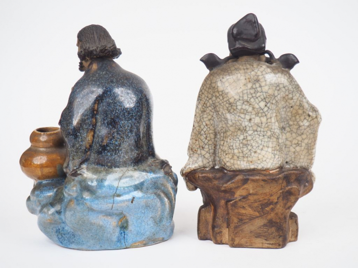 2 statuettes en grès de Canton représentant "un dignitaire à l'éventai