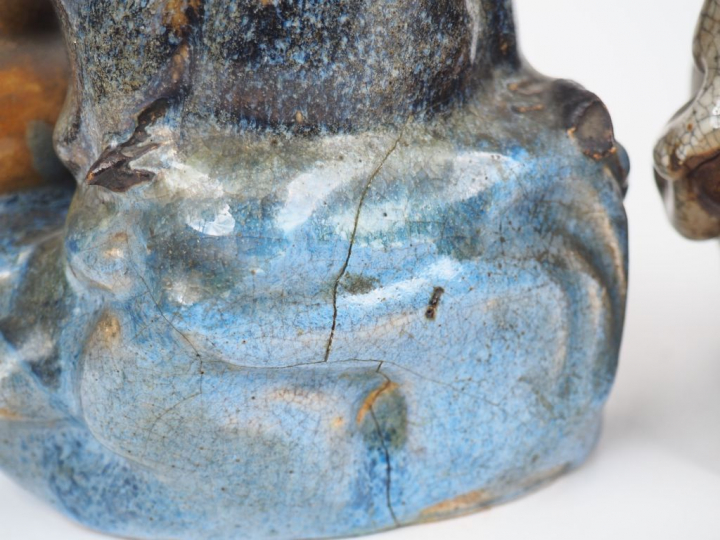 2 statuettes en grès de Canton représentant "un dignitaire à l'éventai