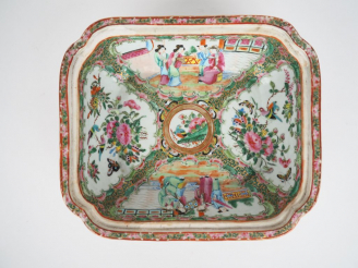 Vente aux enchères Base de soupière en porcelaine polychrome de Canton. Dim. 24 x 20,5 cm