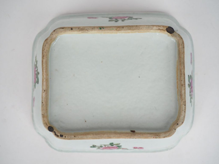 Base de soupière en porcelaine polychrome de Canton. Dim. 24 x 20,5 cm