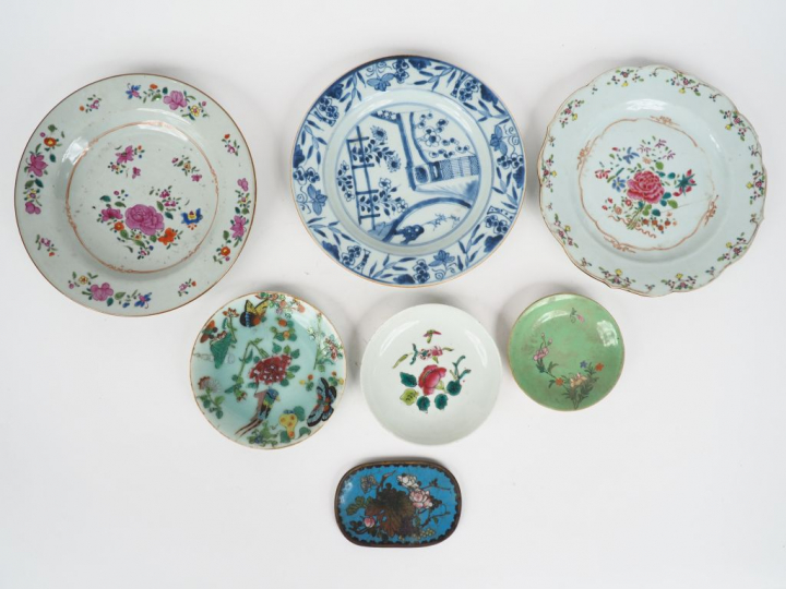 Lot comprenant: 3 assiettes de la Compagnie de indes dont deux de la f
