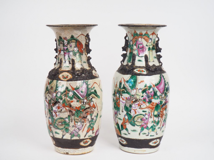 2 vases balustre formant pendant en porcelaine de Nankin à  décor poly